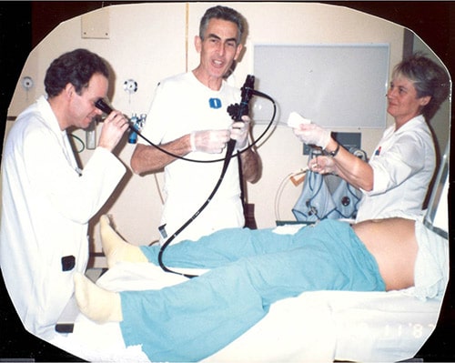 Carl Ditlef Jacobsen som ung endoskopør, en assistentlege og sykepleier Live.